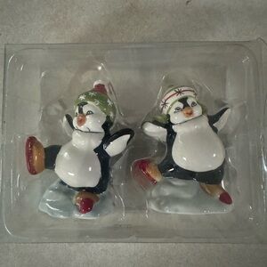 Salt and Pepper shaker set new